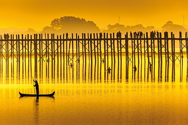 U Bein Bridge, najdłuższy most tekowy świata (1,2 km) znajduje się w Amarapurze, w okolicach Mandalaj.