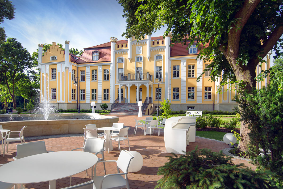 Luksusowy hotel SPA nad morzem, w Gdyni - widok na pałac otoczony zabytkowym parkiem Quadrille hotel spa nad morzem w Gdyni